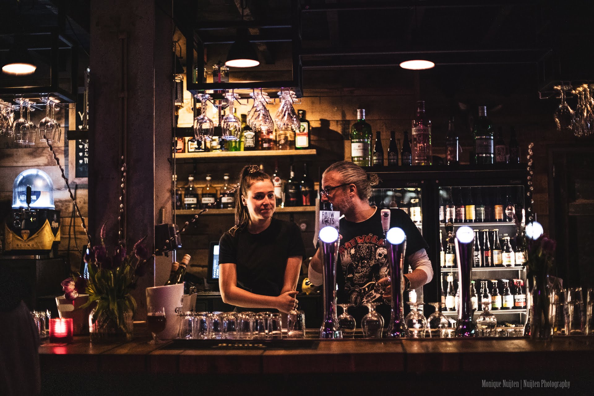 Sfeer aan de bar bij Bossche Brouwers
